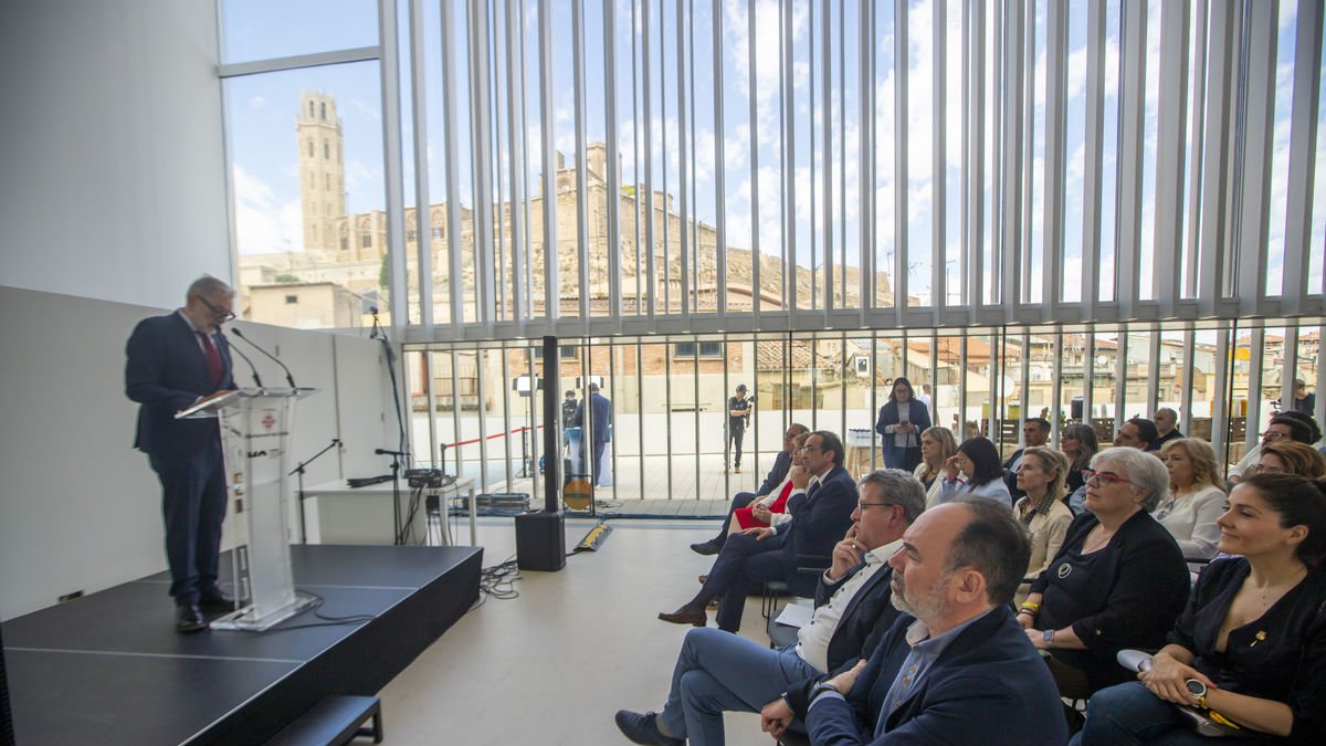 Inauguració institucional de la nova seu del Morera, ahir a la sala d’actes del museu, al costat de la terrassa amb vista a la Seu Vella.