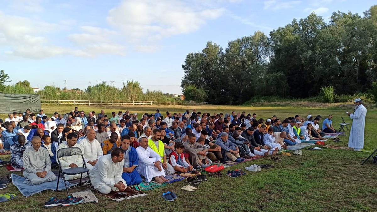 Membres de la comunitat musulmana van pregar a la Mitjana a primera hora del matí.