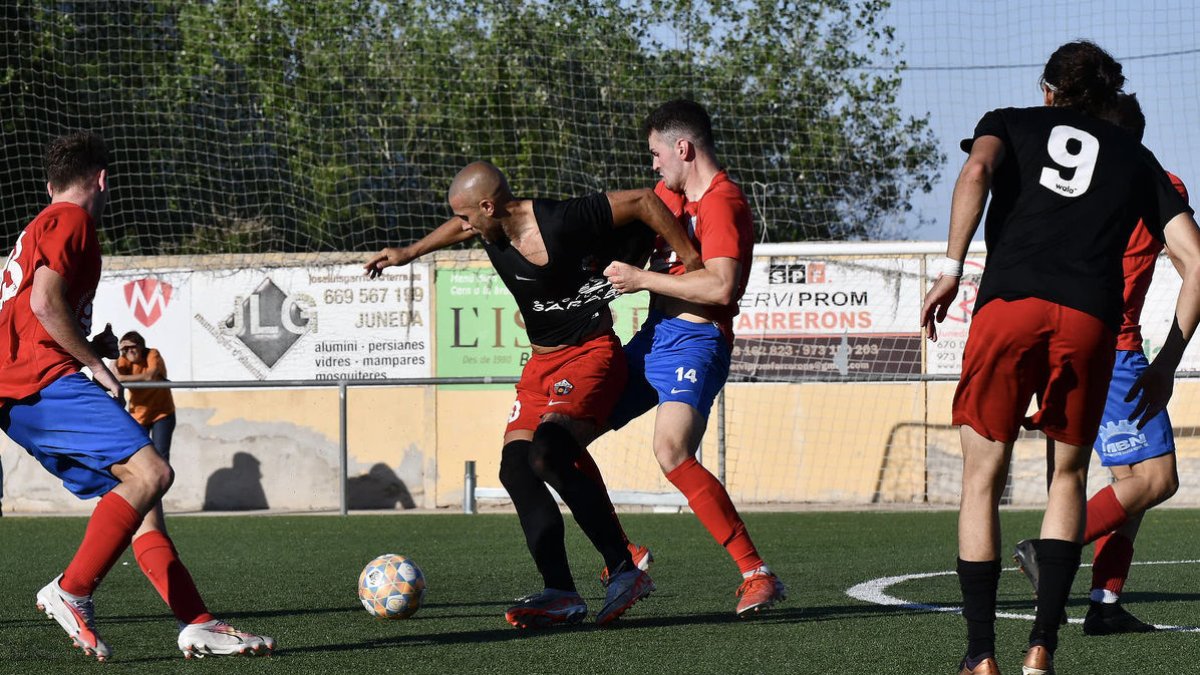 David Cusiné, del Juneda, lluita una pilota amb Adrià Fernández, de l’Alpicat.