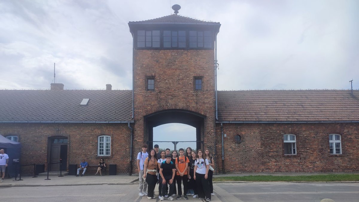 Els alumnes i les dos professores al camp de concentració d’Auschwitz-Birkenau.