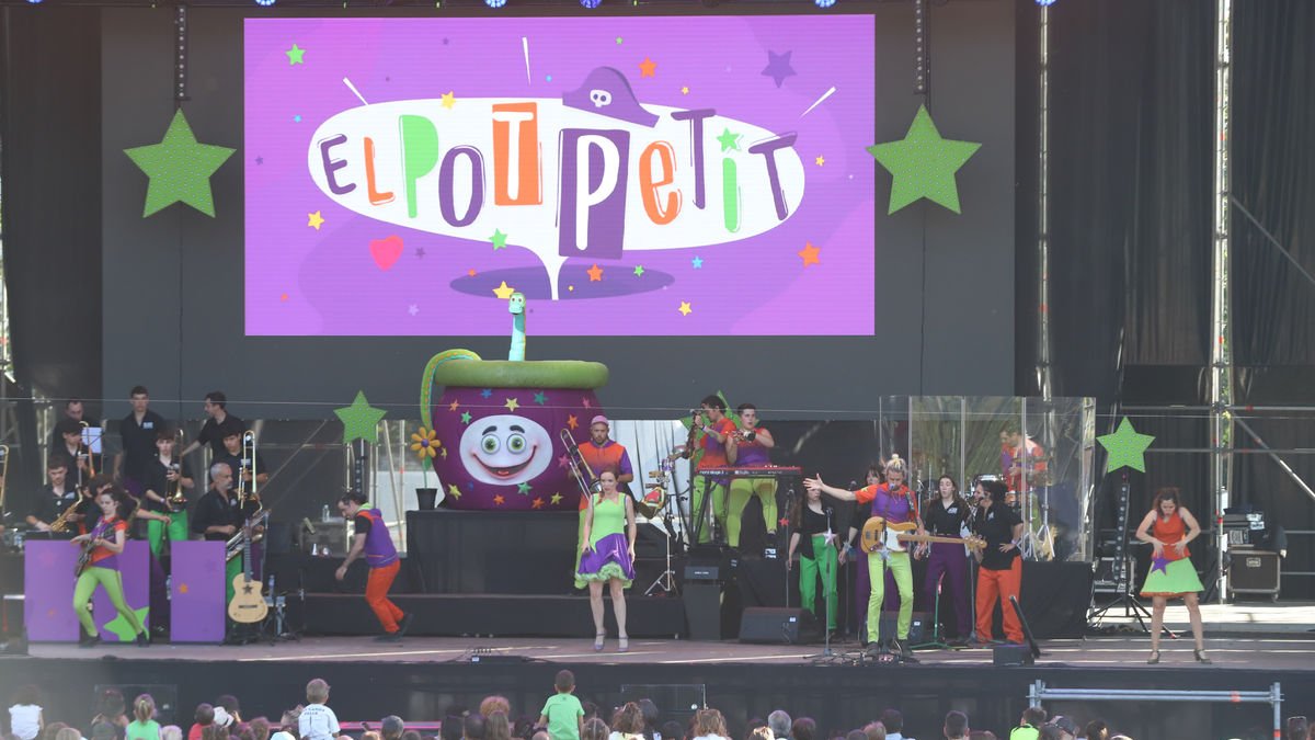 El popular grup familiar El Pot Petit va posar ahir a la tarda el punt final multitudinari a la tercera edició del Magnífic Fest de Lleida al recinte de les Firetes.