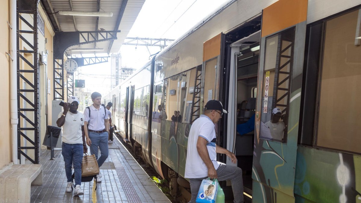 Viatgers de la línia de Manresa ahir a l’estació de Cervera després de restablir-se el servei.