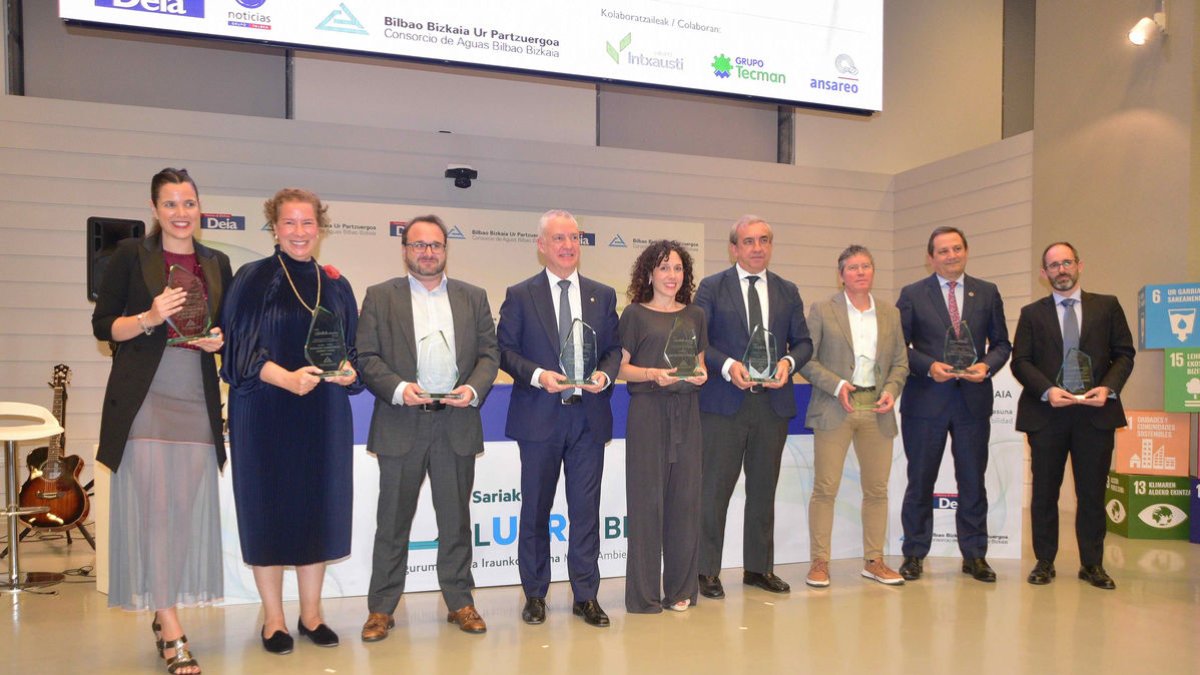 Fotografia de grup dels premiats, amb Elena de Carandini i Paula Pérez, així com el lehendakari.