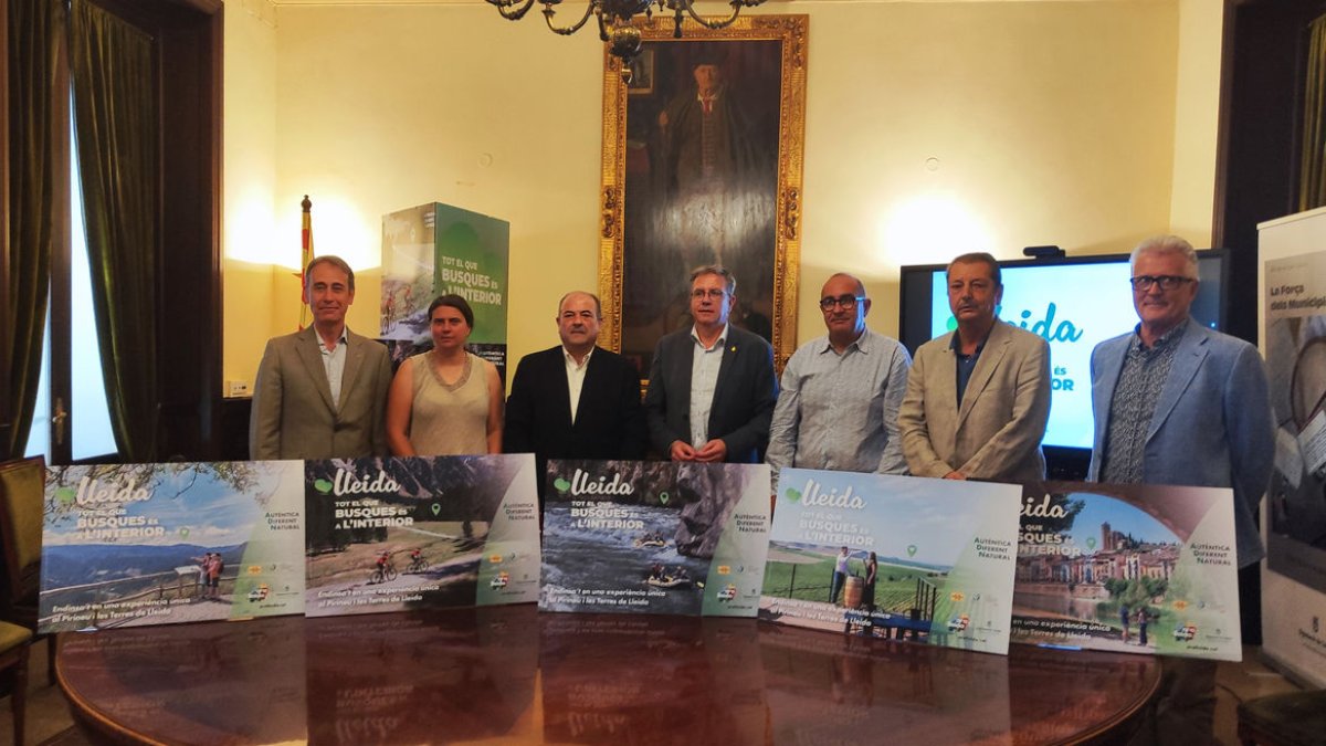 Els responsables del Patronat de Turisme i els representants de les empreses, ahir a Lleida.