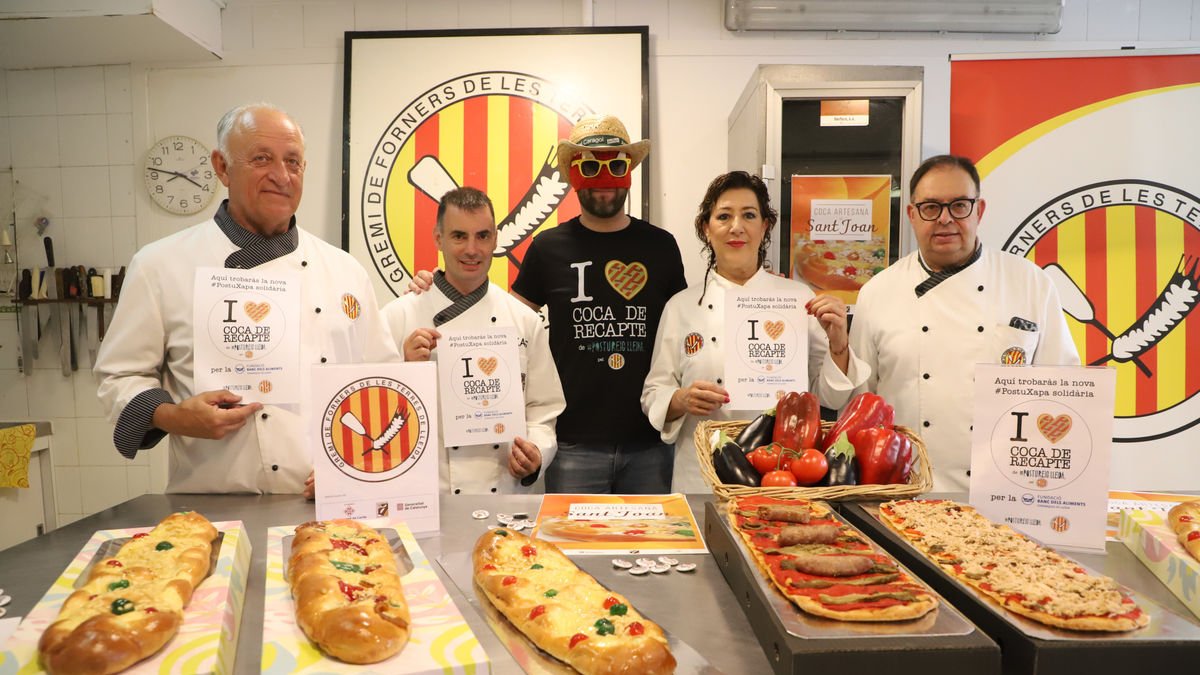 Forners i Postureig de Lleida presentant una #Postuxapa en benefici del Banc dels Aliments.