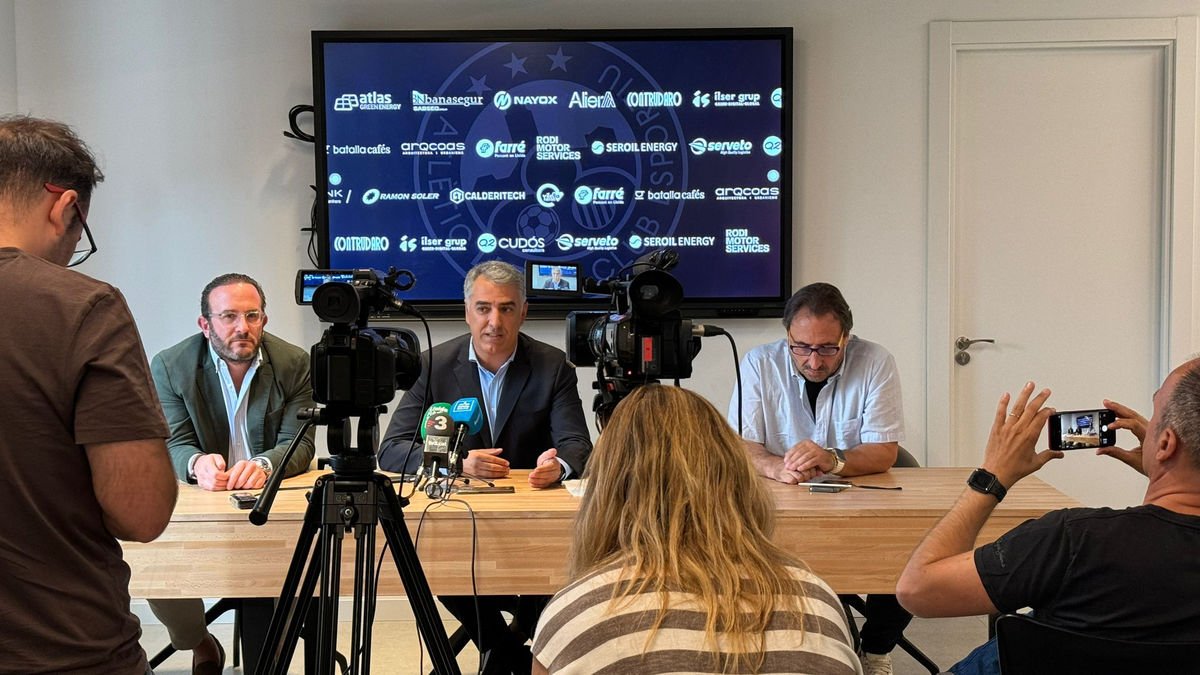 Nèstor Gutiérrez, al centre, al costat de Marc Cerón i Josep Maria Oromí, ahir en la roda de premsa.