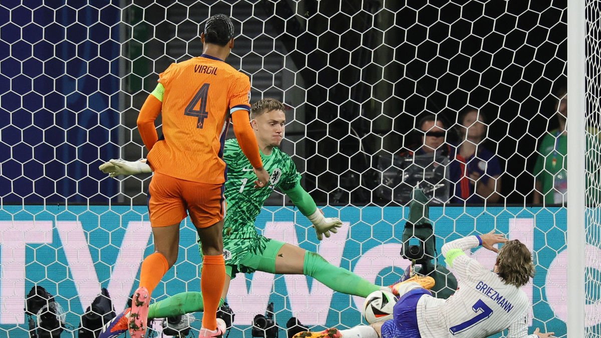 Griezmann falla una ocasió de gol davant del porter neerlandès.