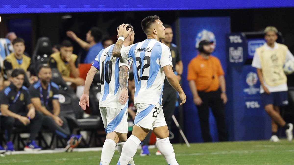 Lautaro Martínez felicita Messi després d’anotar el segon gol.