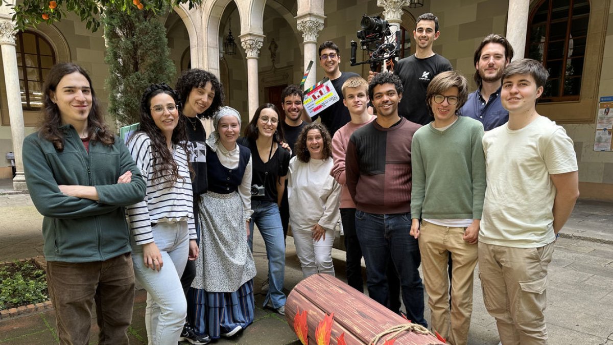 L’equip de rodatge de la sèrie amb els actors i alumnes de la UB.