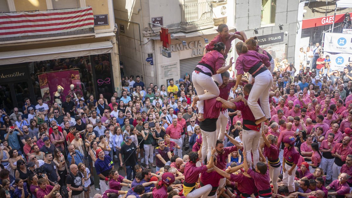 Els Castellers de Lleida, a la plaça de la Paeria durant les Festes de Tardor l’any passat.