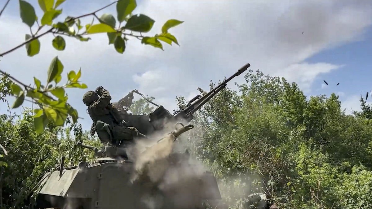 Un soldat ucraïnès dispara un canó a Donetsk.