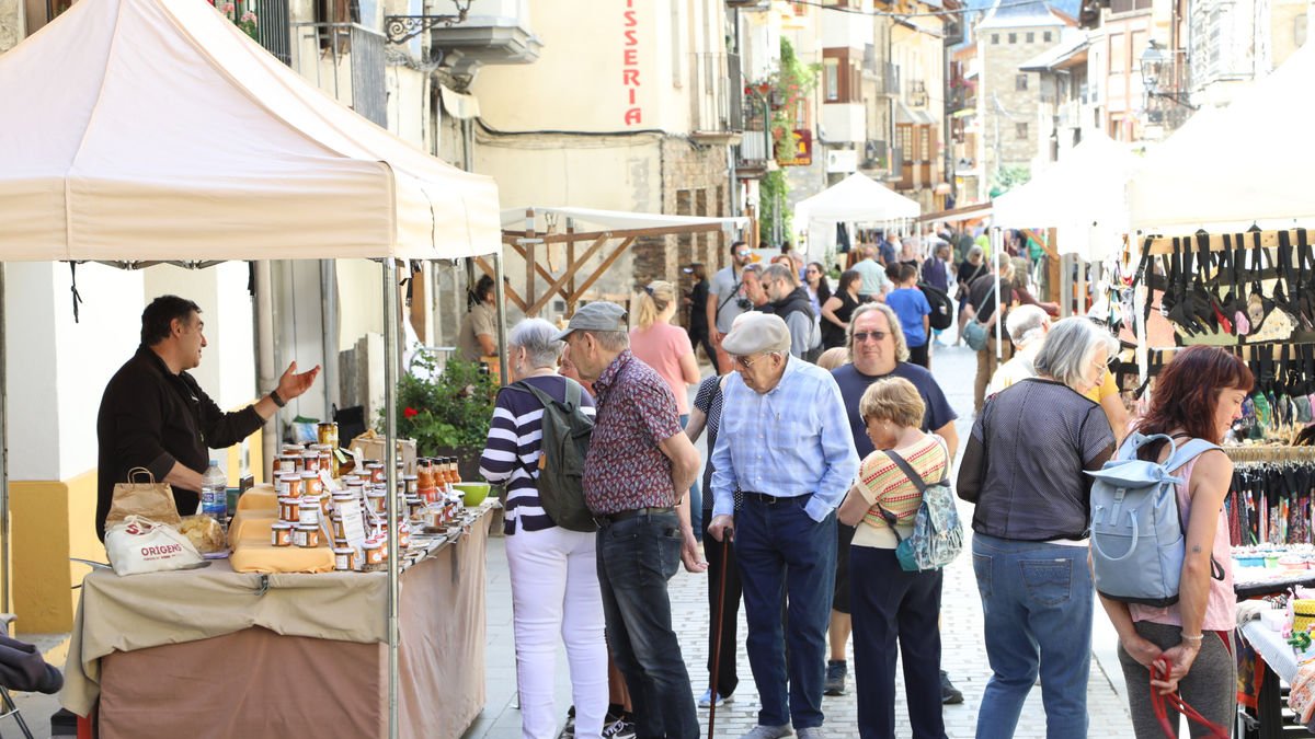 Les parades de productes artesans, roba i artesania es van distribuir pel carrer Major del poble.