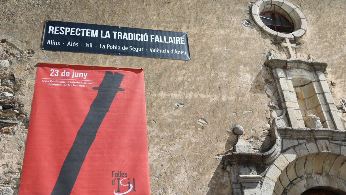 Una pancarta reivindicativa a favor de la tradició fallaire penjada ahir a la parròquia d’Isil.