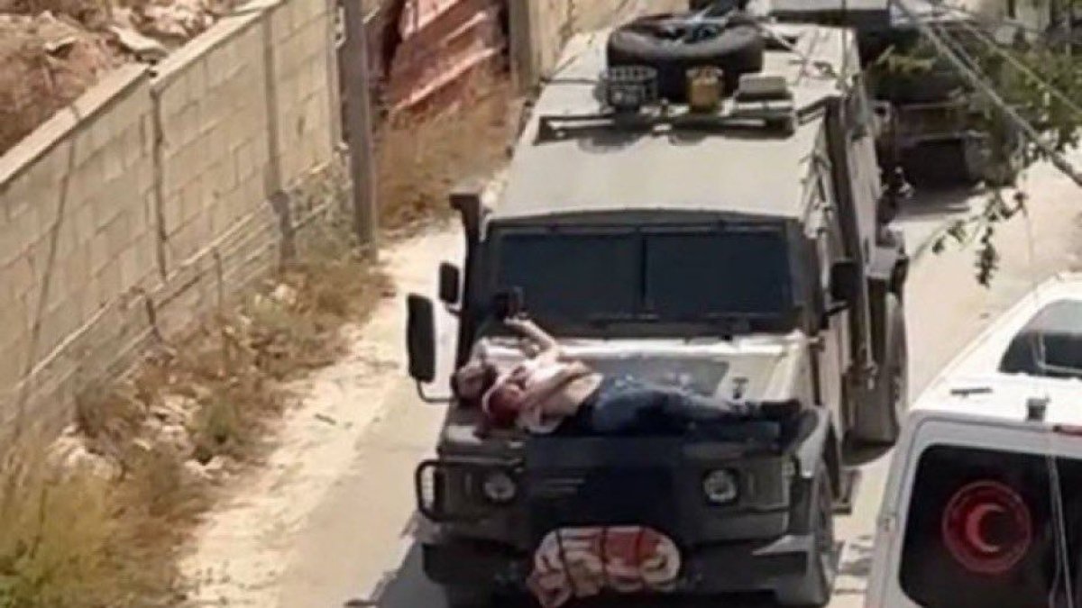 El palestí ferit lligat al capó d’un vehicle a Cisjordània.