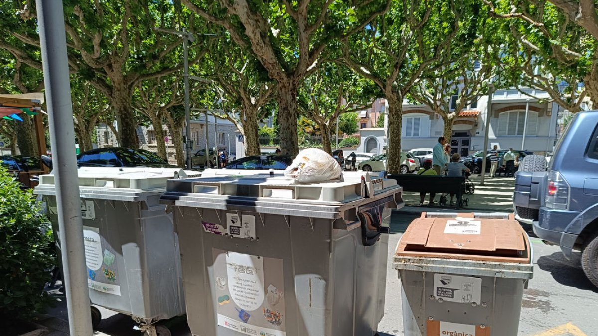 La Mancomunitat retira una mitjana diària de 50 bosses d’escombraries de fora dels contenidors.
