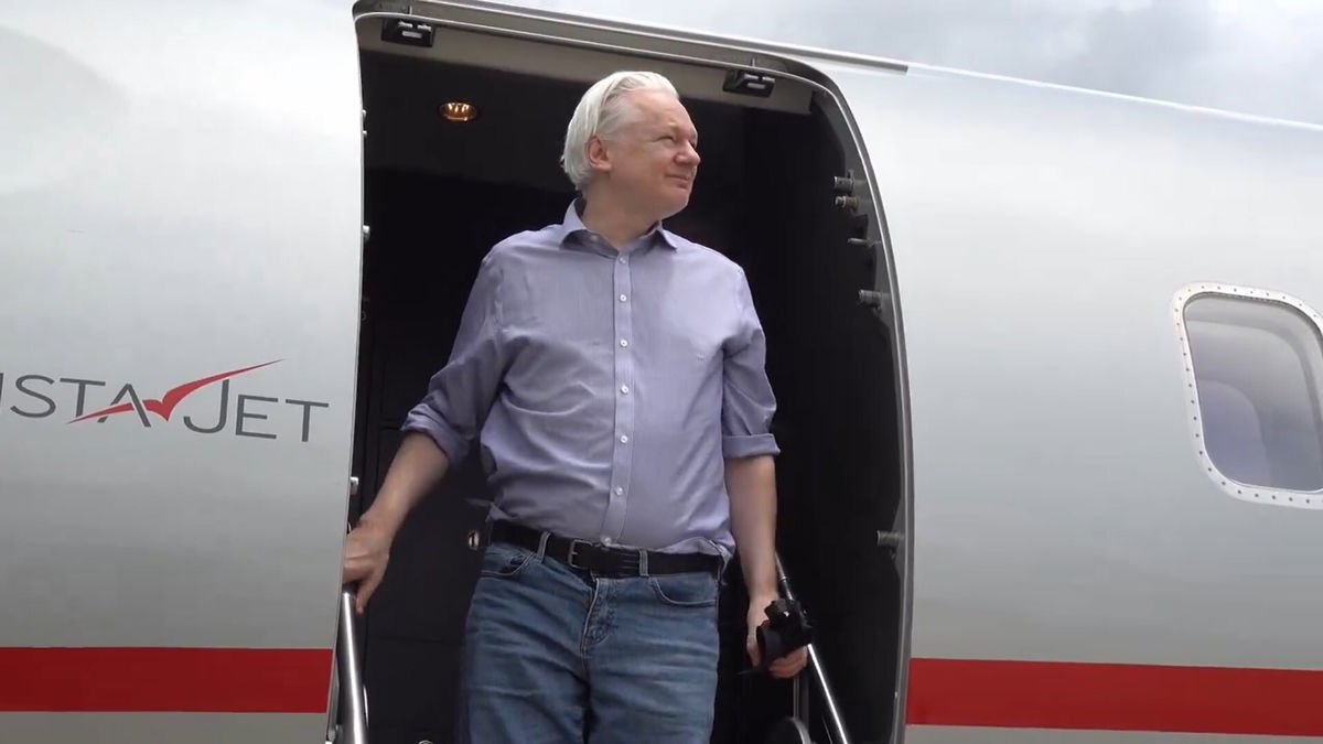 Julian Assange a l’arribar a Bangkok, parada tècnica, abans de volar a les illes Marianes.