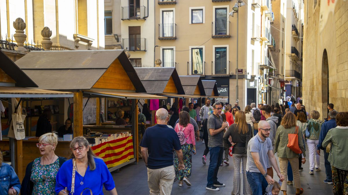 Una vista de les parades de llibres a la plaça de la Catedral de Lleida, en l’edició de l’any passat.