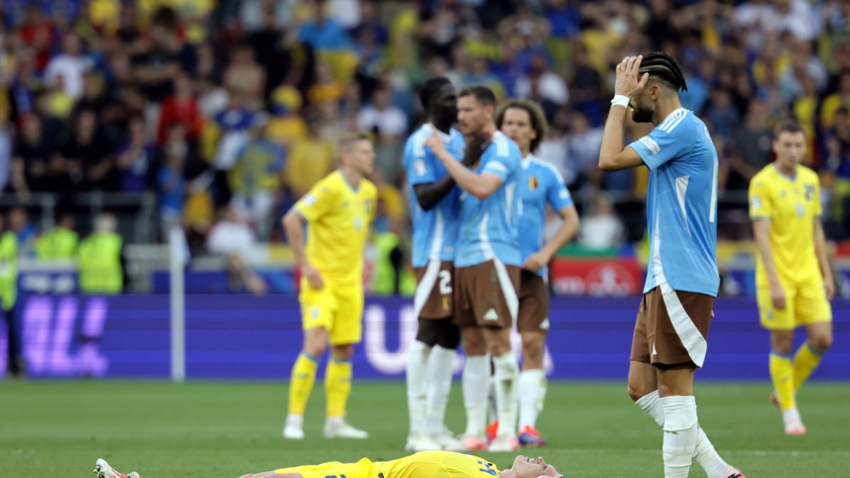 Un jugador d’Ucraïna es lamenta a terra per l’eliminació.