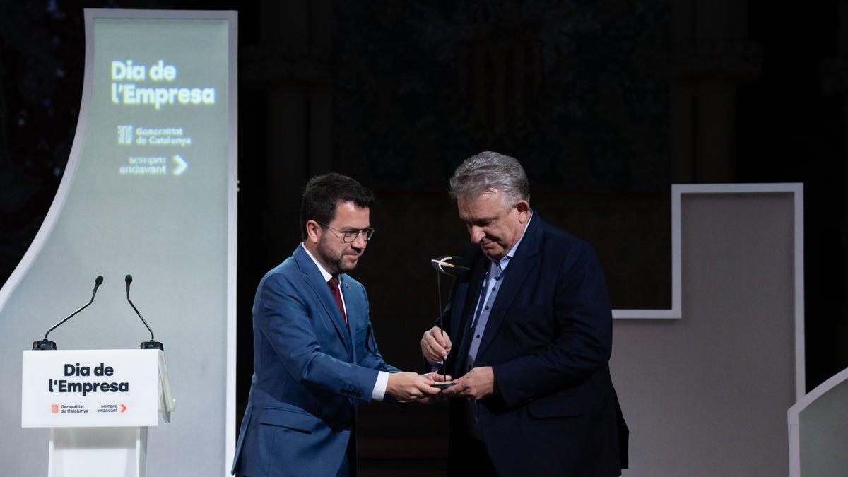 Aragonès en el moment de l’entrega del premi a Jaume Saltó.