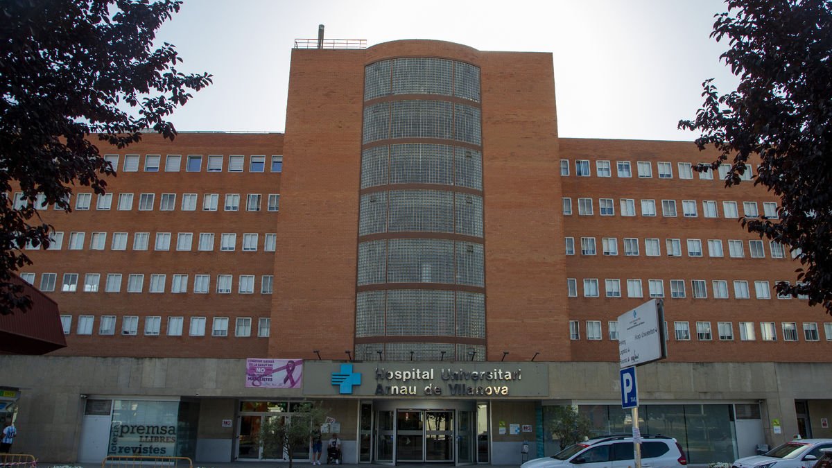 Vista general de l’entrada a l’Hospital Arnau de Vilanova de Lleida.