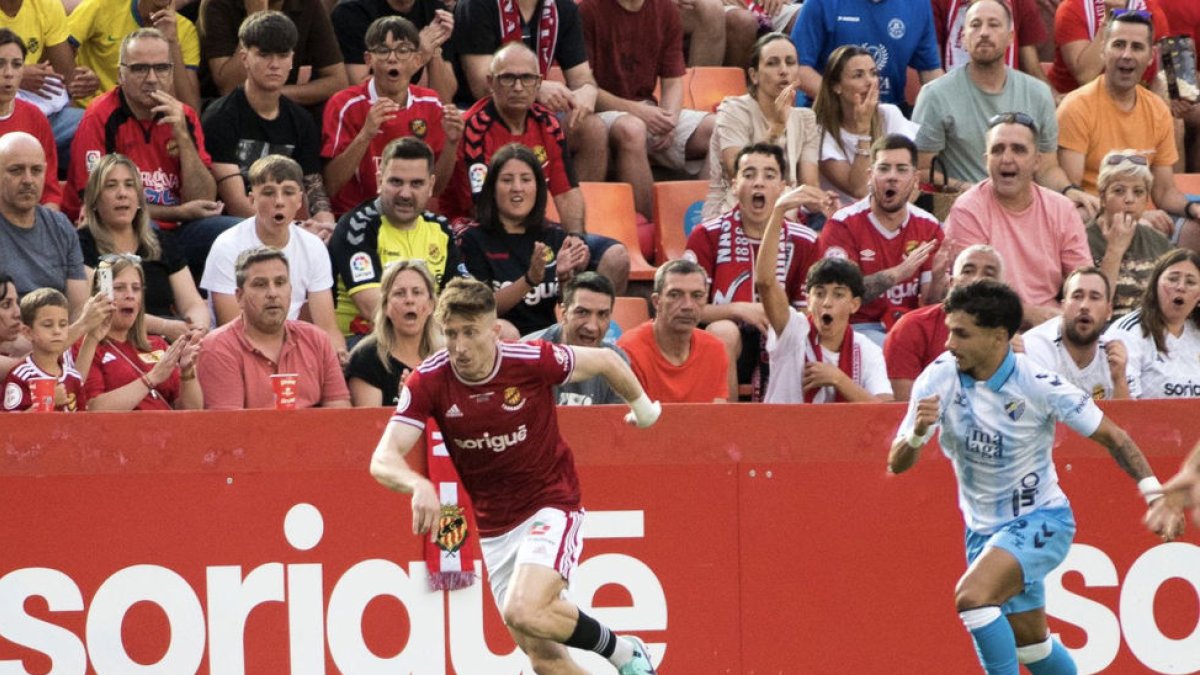 Una jugada del partit entre Nàstic i Màlaga.