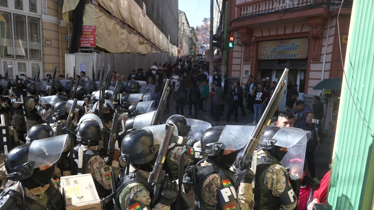 Militars davant de la seu del Govern de Bolívia durant l’intent de cop d’estat.