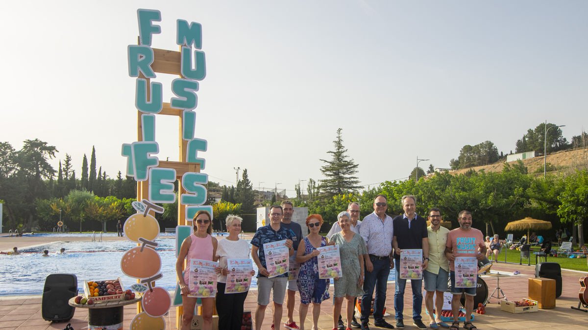 Presentació ahir a les piscines de Seròs del Fruit Music Festival d’aquesta localitat del Baix Segre.