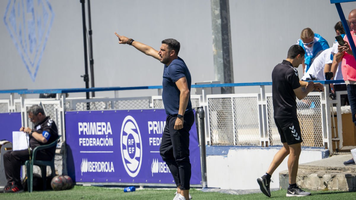 Rubén López, donant indicacions en un dels partits a casa.