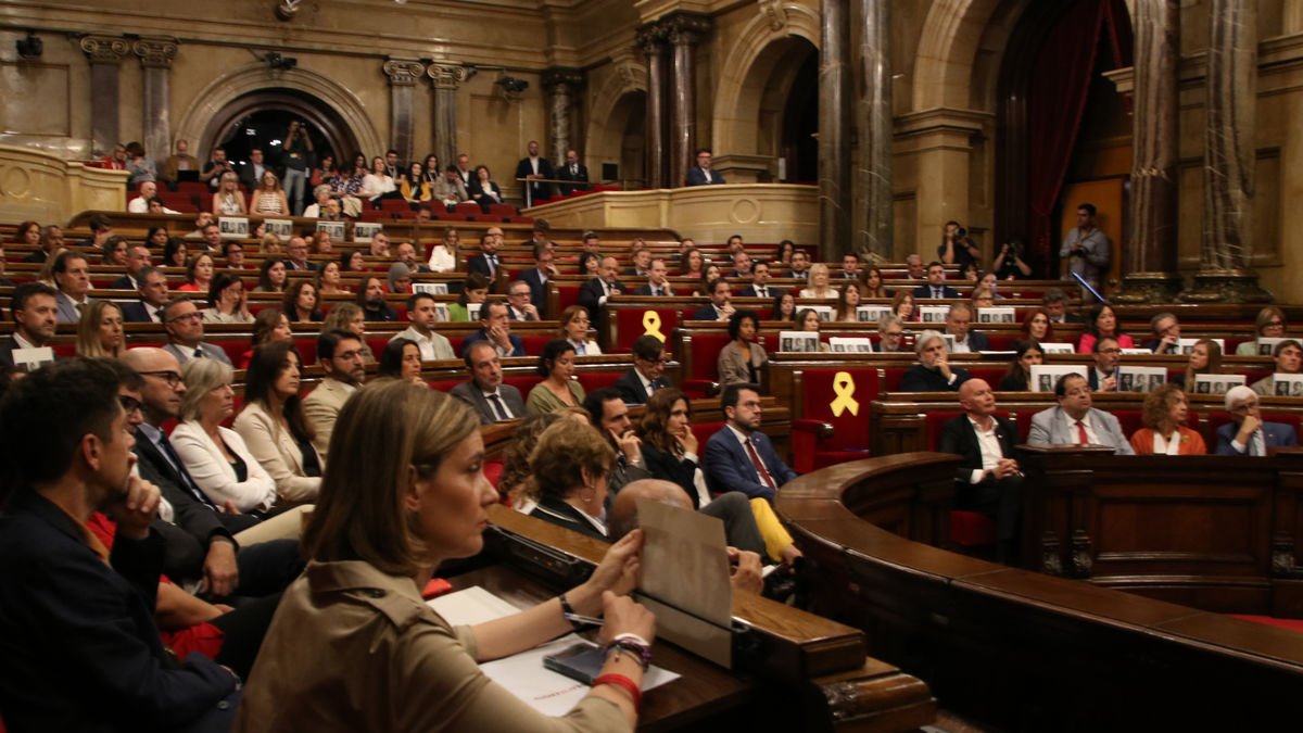 Un llaç ocupa els escons buits de Puigdemont i Puig.