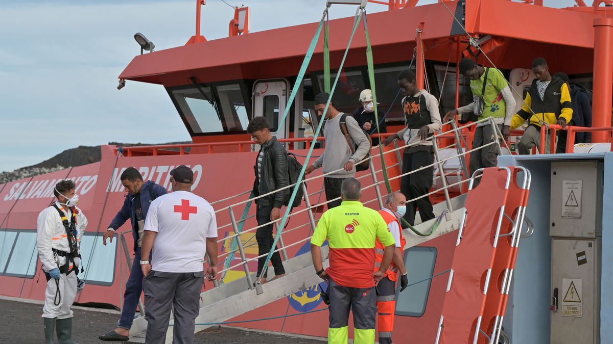 La Creu Roja atén un grup de migrants traslladats a l’illa d’El Hierro després de ser rescatats del mar.