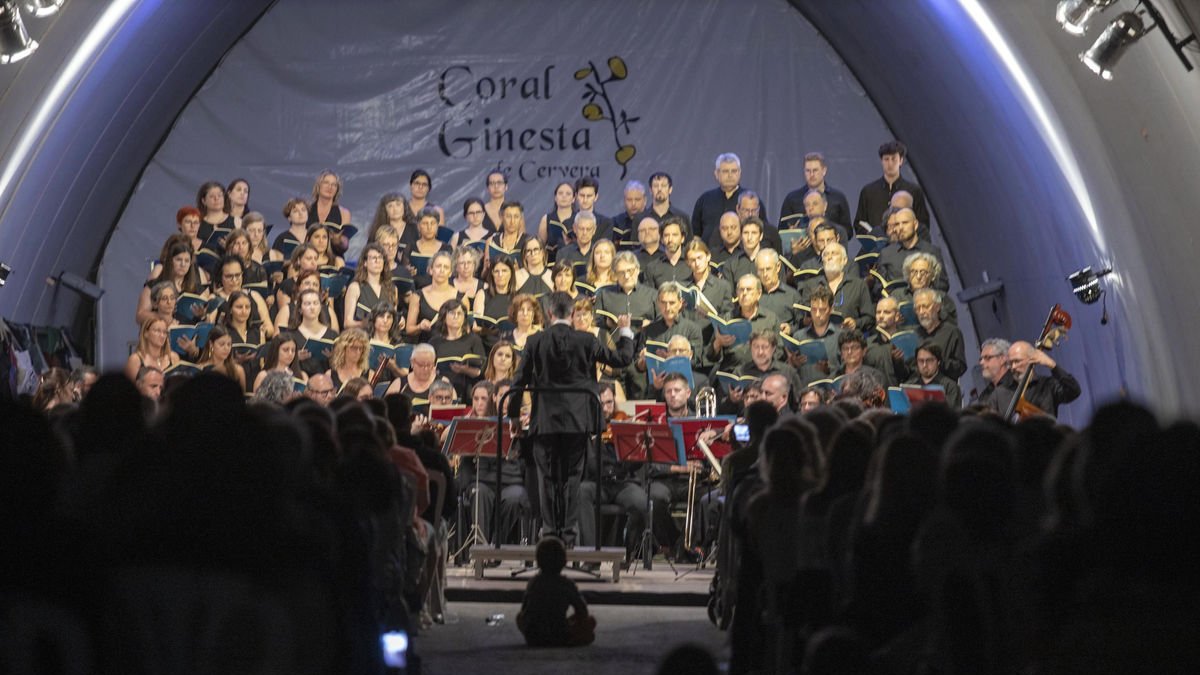 El tradicional concert de la Coral Ginesta sota l’A-2 va implicar ahir a la nit 74 cantants i 27 músics.