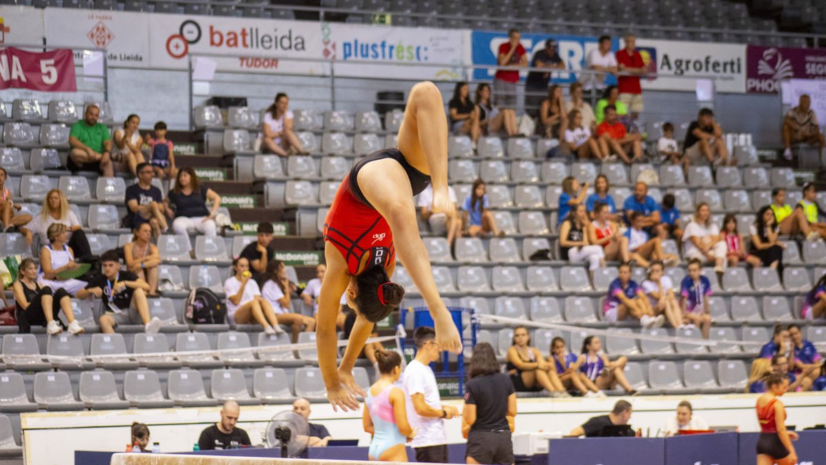 Una de les gimnastes completa un dels exercicis durant la jornada al Barris Nord.