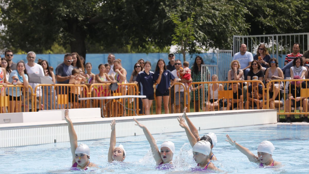 Un grup de nadadores durant la competició a la piscina del Club Natació Lleida.