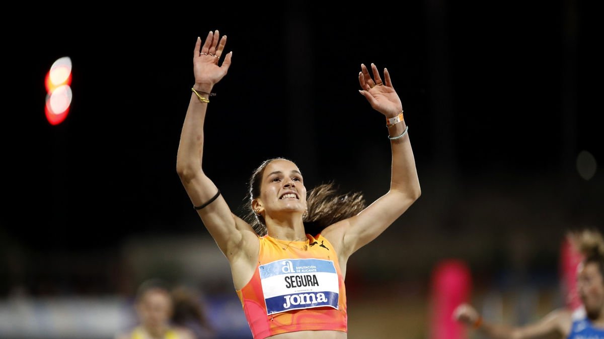 Berta Segura aixeca els braços en senyal d’alegria després d’imposar-se en la prova de 400 metres.