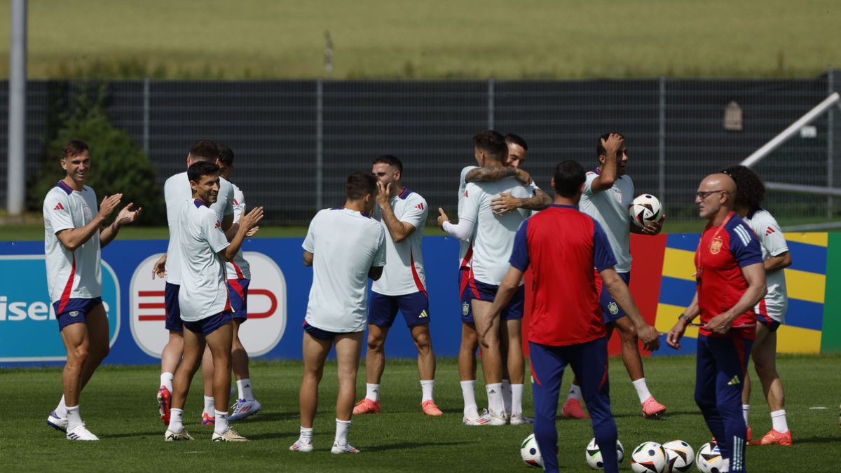 La selecció espanyola, durant el seu últim entrenament abans de desplaçar-se fins a Colònia.