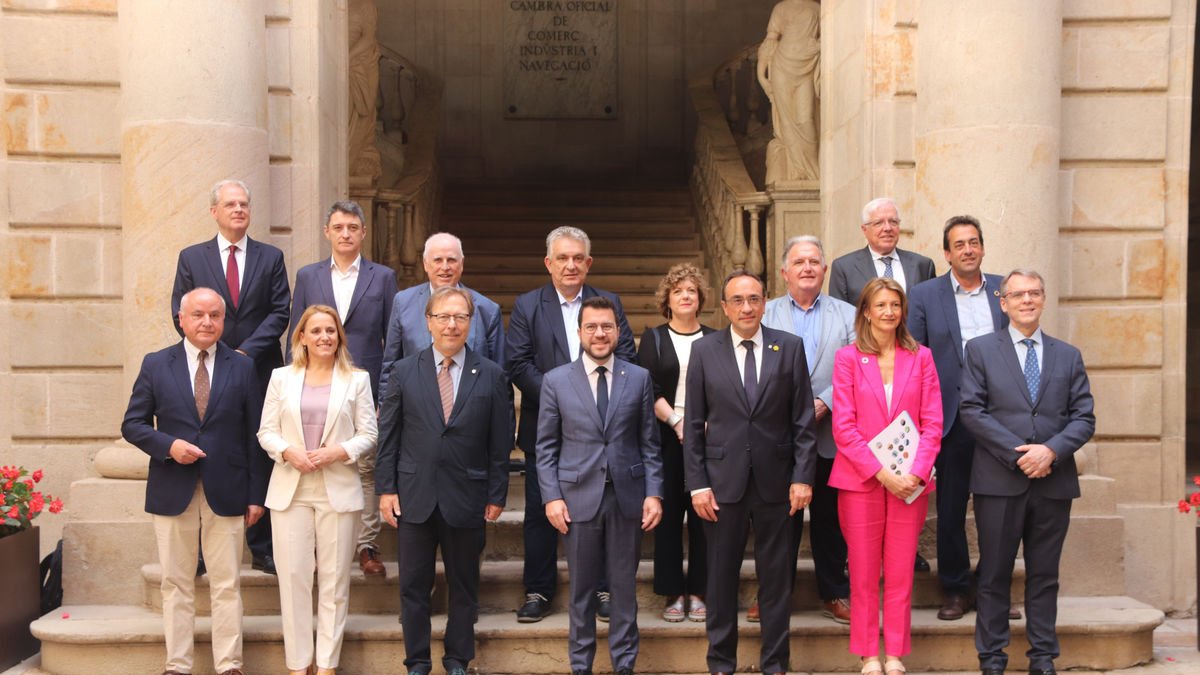 Els representants camerals, entre els quals Jaume Saltó, del Govern i el Parlament, en la presentació.