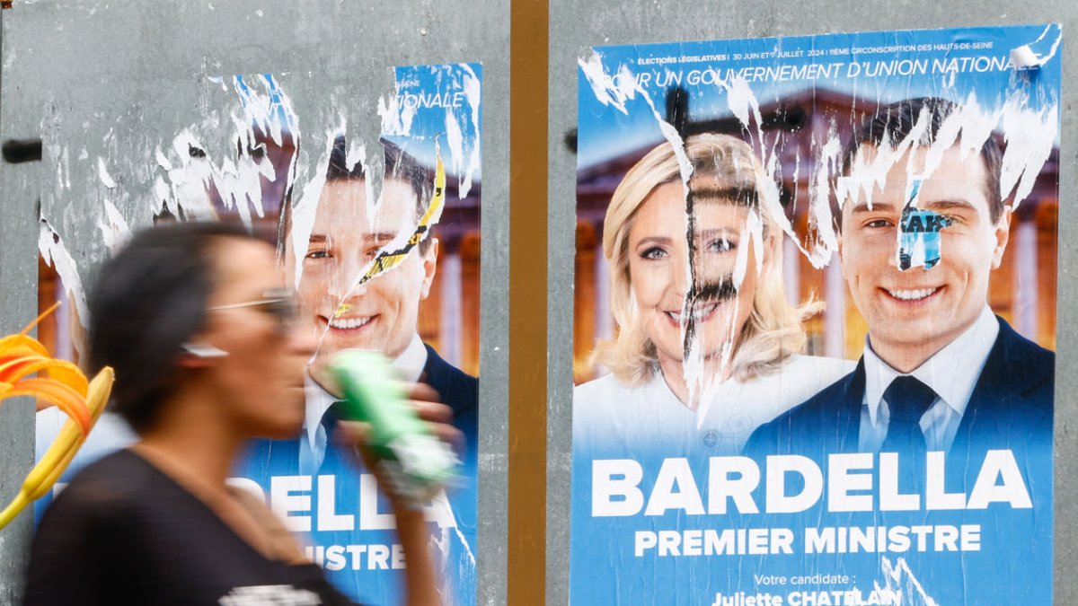 Pancartes de Marine Le Pen i el líder del partit ultra Agrupació Nacional, Jordan Bardella, a París.