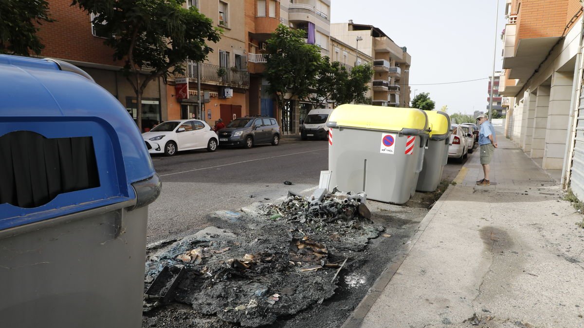 Uns contenidors calcinats divendres a la Bordeta.