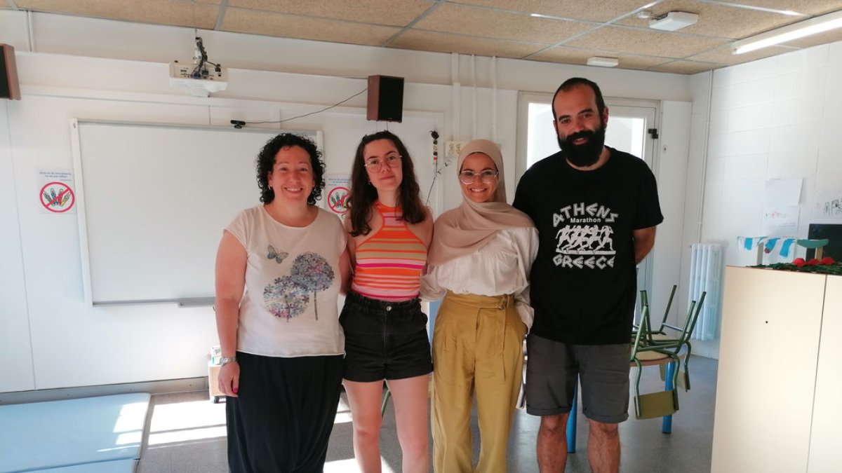 La mentora del col·legi Camps Elisis al costat dels tres mestres novells que han participat aquest curs en el programa Sensei.