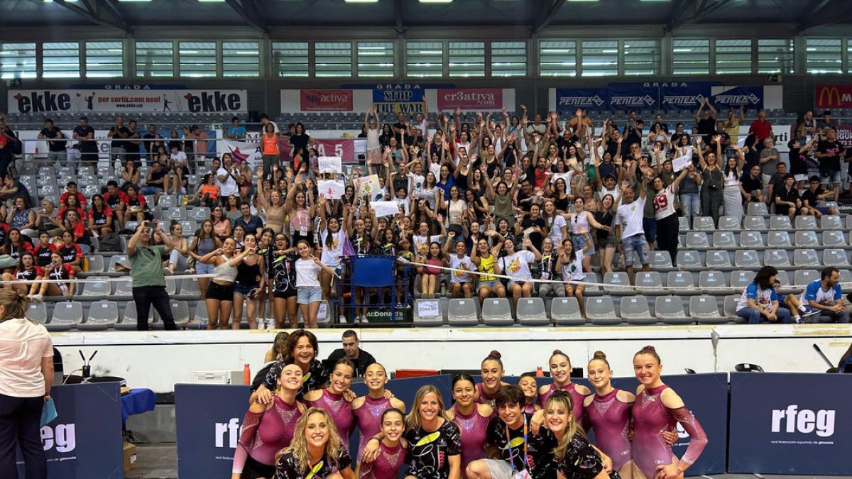 L’equip del Gimnàstic Lleida al complet celebra l’ascens al costat de l’afició al Barris Nord.