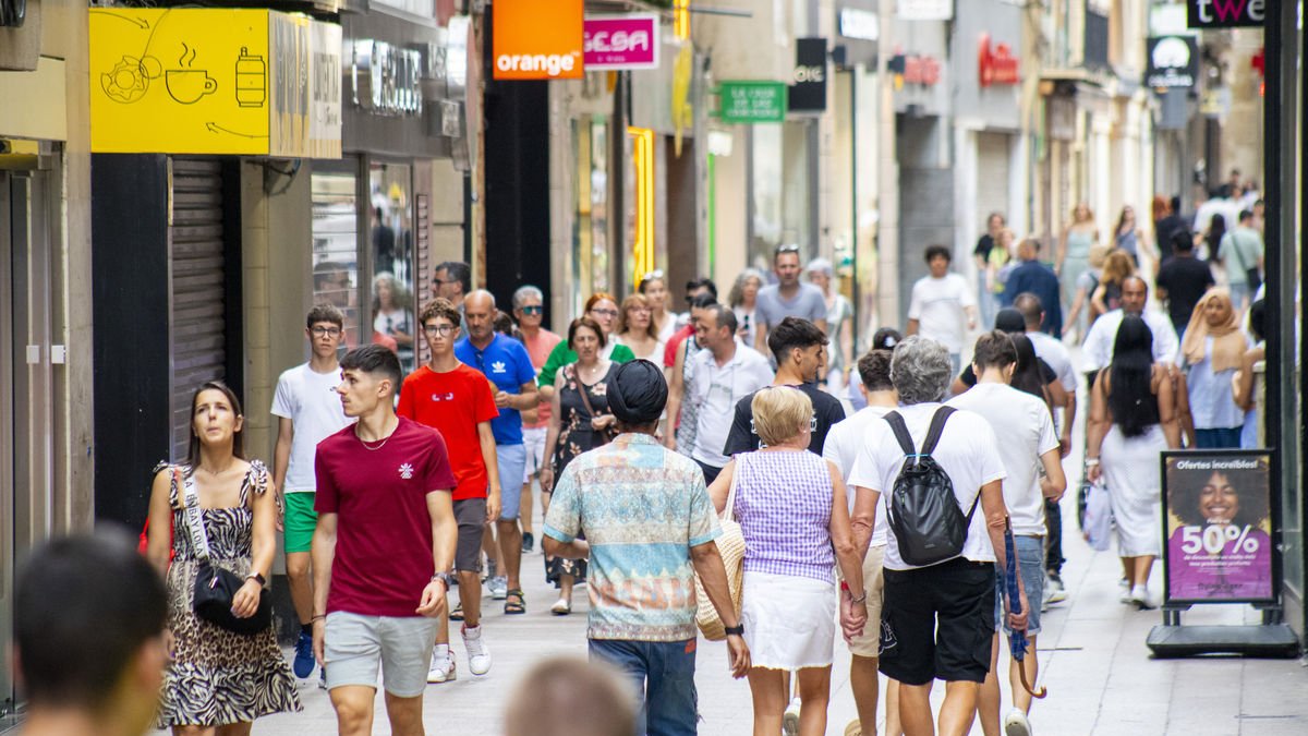 L’Eix Comercial ahir a la tarda, amb gent passejant però sense gairebé cap bossa de compra.