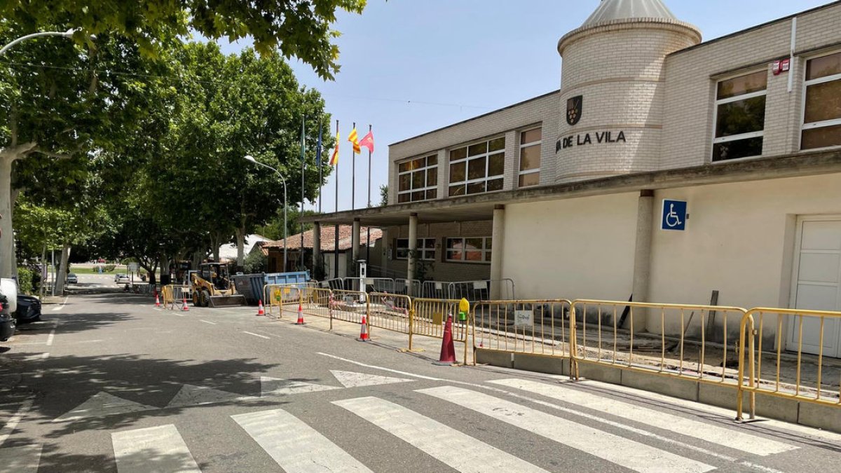 Les obres d’ampliació de la vorera del carrer Major ja han començat.