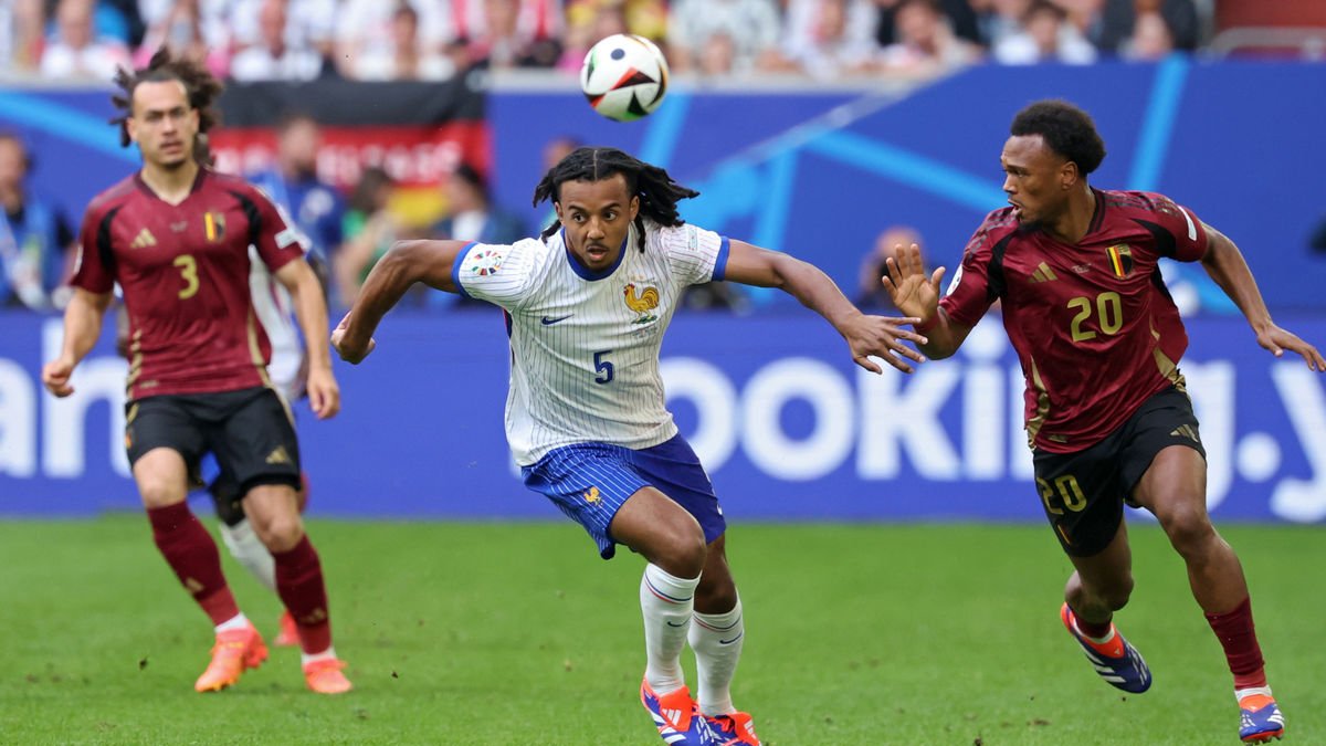 El blaugrana Jules Koundé, en una acció del partit d’ahir davant de Bèlgica, en el qual França va passar a quarts de final.