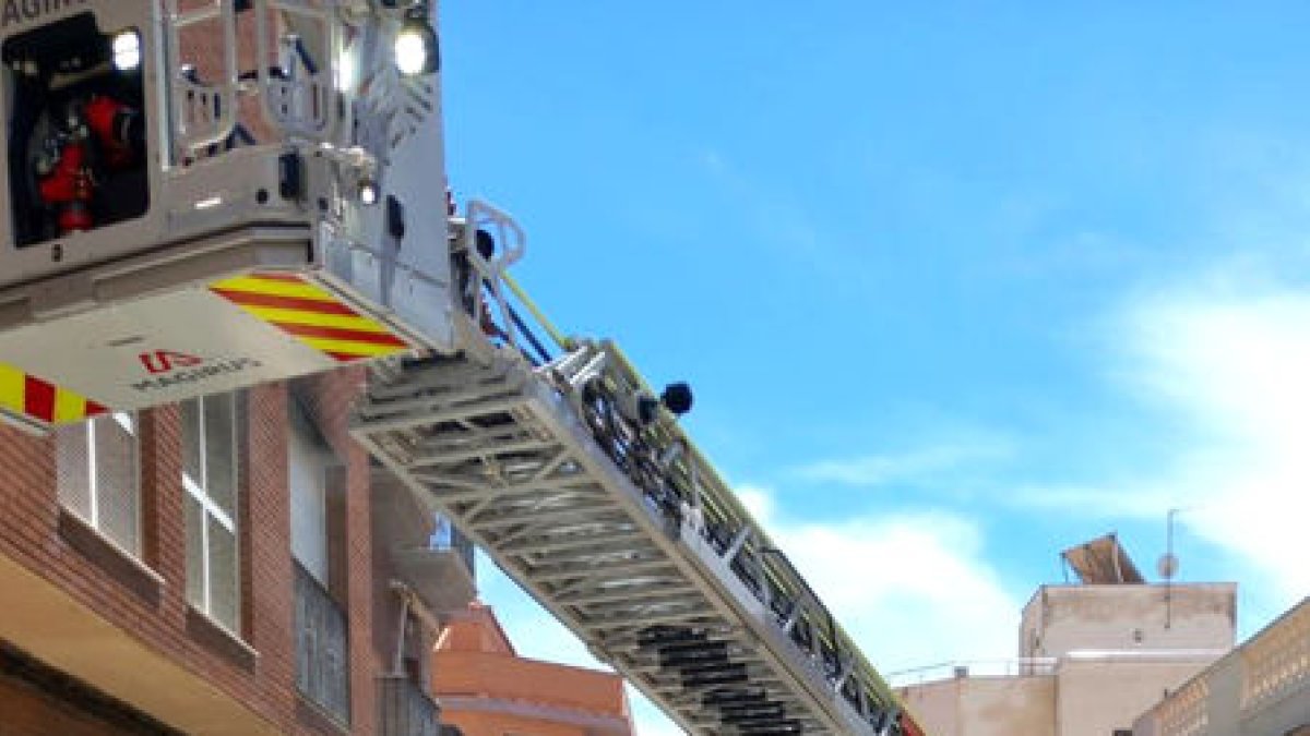 Diversos vehicles dels Bombers van actuar en l’incendi.