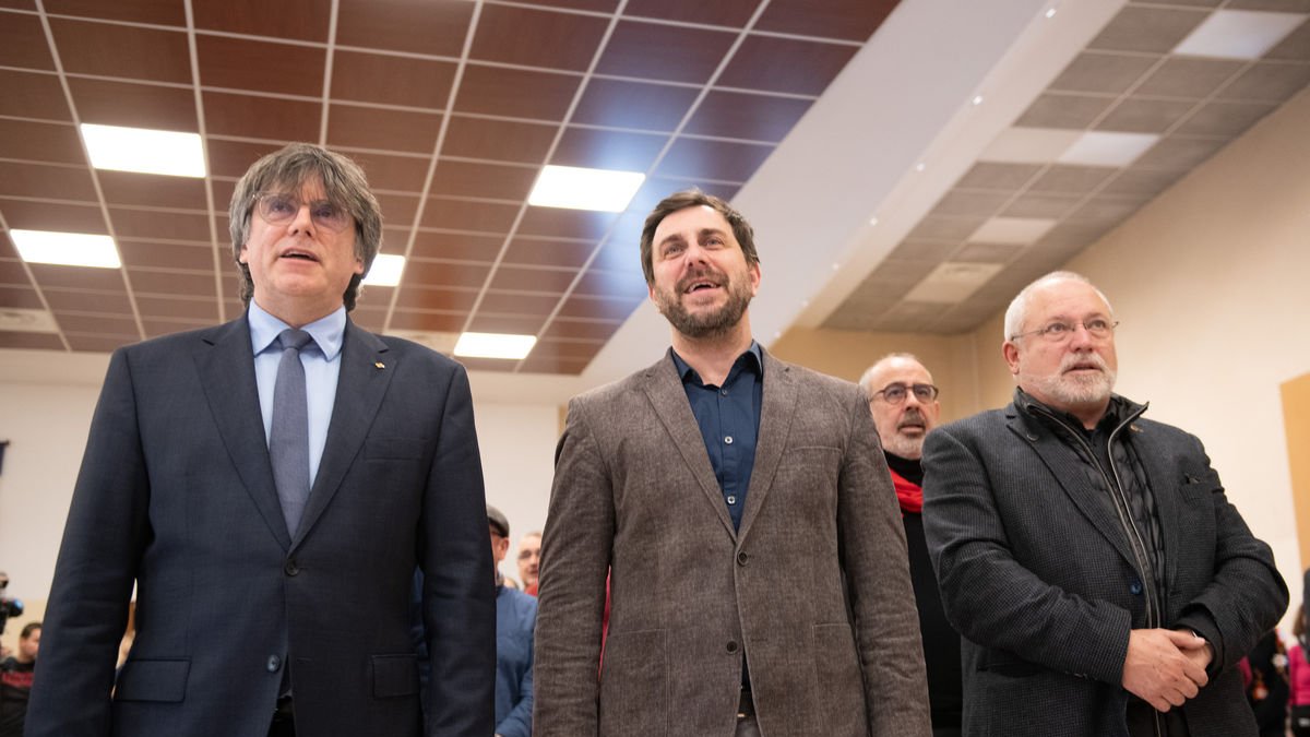 Llarena manté les ordres de detenció estatals contra Puigdemont, Comín i Puig.