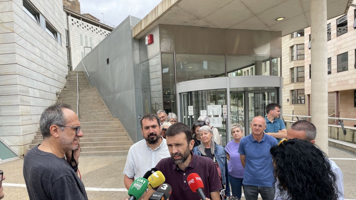 Pau Juvillà (CUP) va oferir ahir una roda de premsa davant de l’edifici judicial del Canyeret.