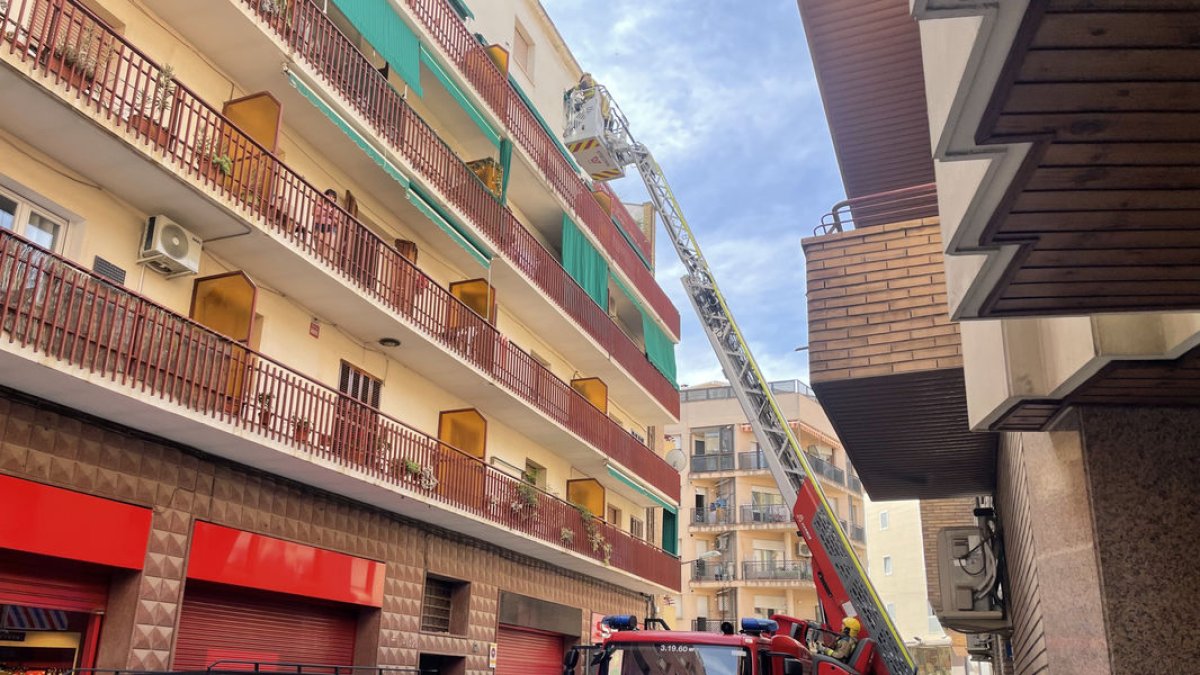 Moment en què els Bombers accedien a l’habitatge.