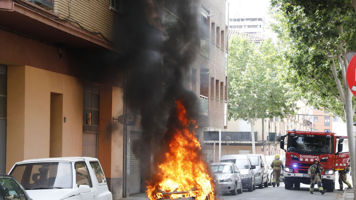 Es crema sencer un vehicle i les flames afecten una façana a Balàfia