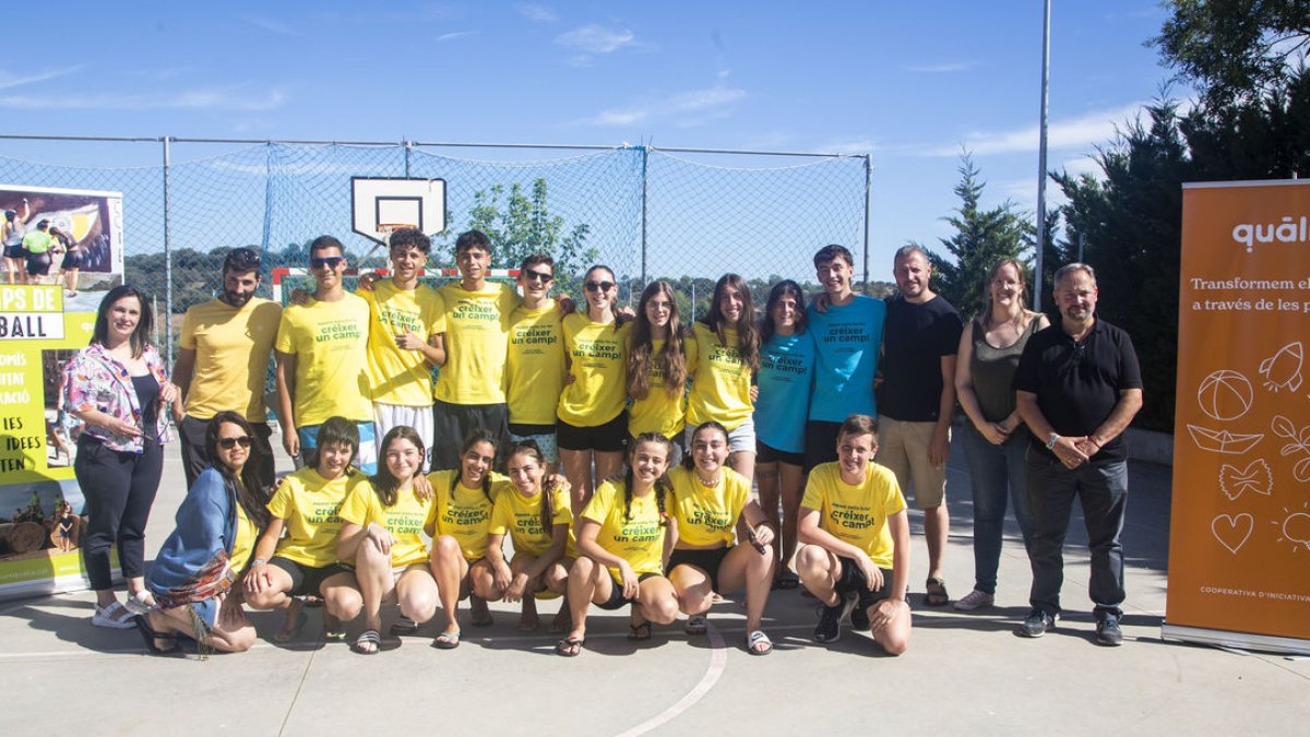 Els quinze joves participants al camp de treball d’Altet amb membres de Quàlia i autoritats.