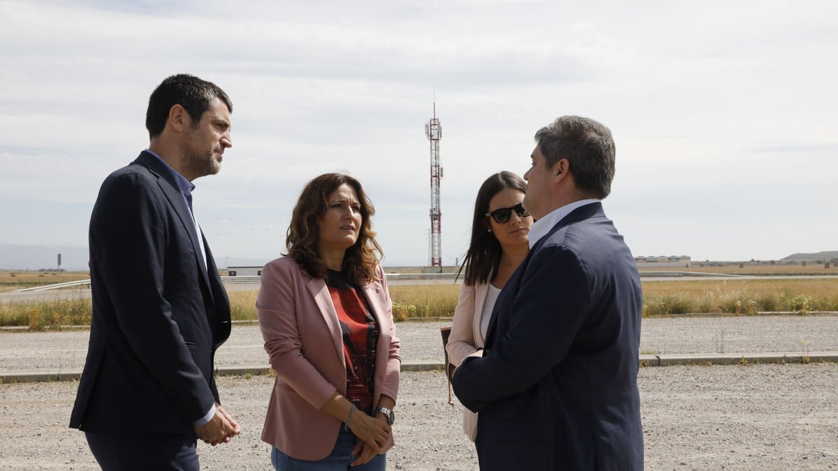 Vilagrà, amb la torre de comunicacions de l’aeroport al fons.